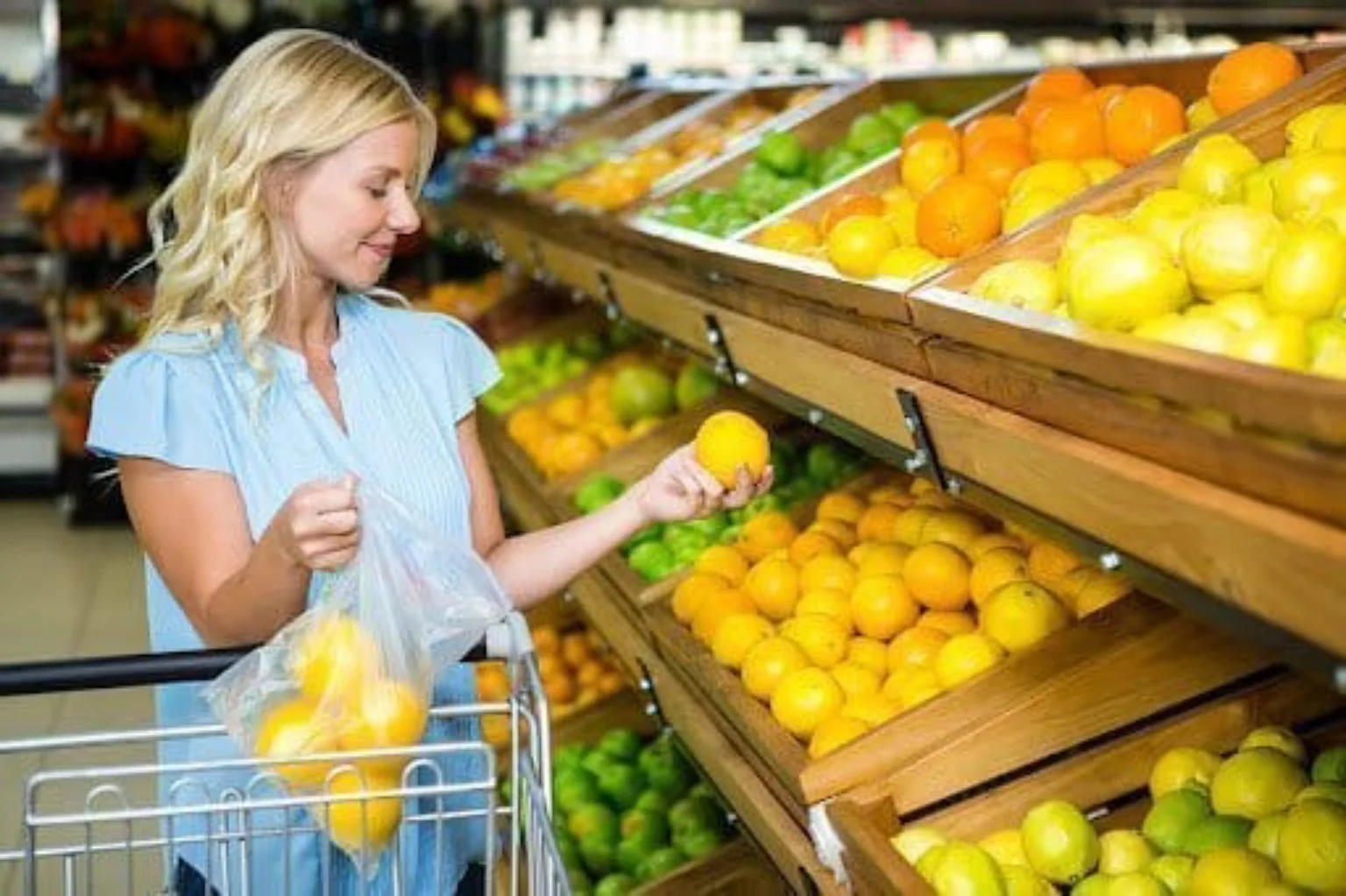 Persona usando una bolsa mientras compra frutas